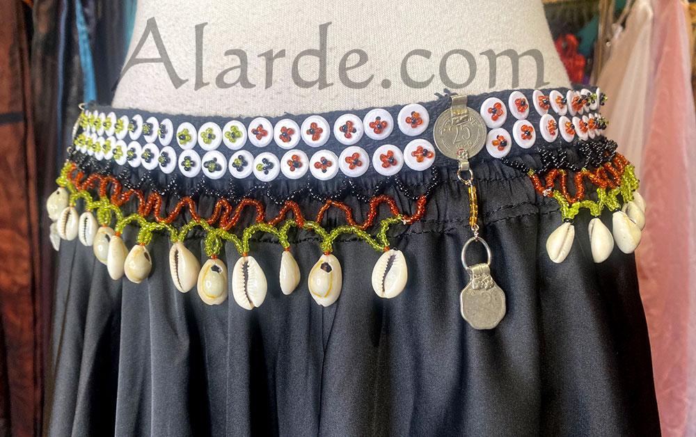 Cinturón-tribal-con-botones-y-caracolitas Cinturón-tribal-con-botones-y-caracolitas